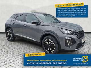 Schräge Frontansicht auf einen Peugeot 2008 , freigestellt