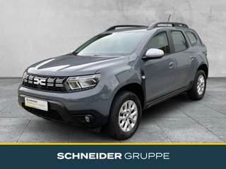 Schräge Frontansicht auf einen Dacia Duster , freigestellt