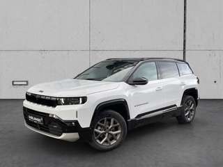 Schräge Frontansicht auf einen Jeep Compass , freigestellt