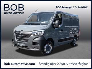 Schräge Frontansicht auf einen Renault Master , freigestellt