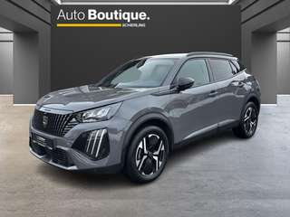 Schräge Frontansicht auf einen Peugeot 2008 , freigestellt