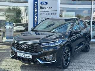 Schräge Frontansicht auf einen Ford Kuga , freigestellt