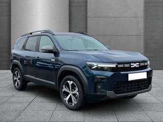 Schräge Frontansicht auf einen Dacia Bigster , freigestellt