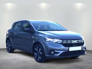Schräge Frontansicht auf einen Dacia Sandero , freigestellt