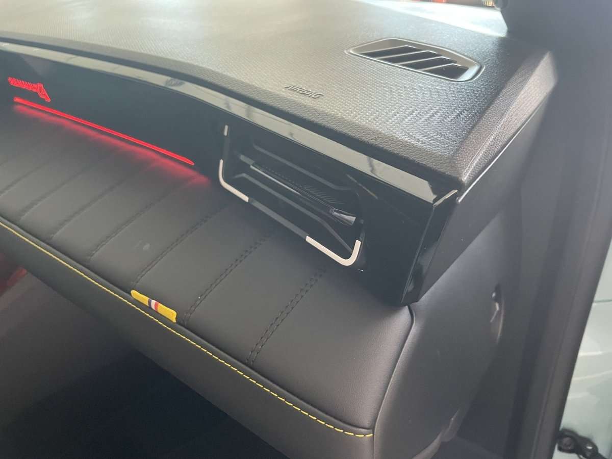 Fahrzeugbild eines Renault 4 E-TECH