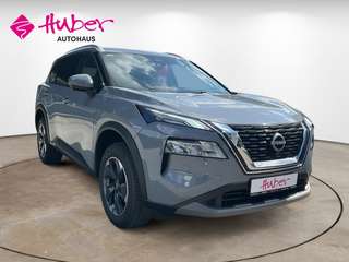 Schräge Frontansicht auf einen Nissan X-TRAIL , freigestellt