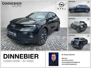 Schräge Frontansicht auf einen Opel Mokka , freigestellt