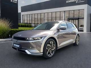Schräge Frontansicht auf einen Hyundai IONIQ 5 , freigestellt