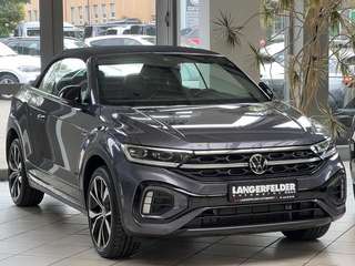 Schräge Frontansicht auf einen Volkswagen T-Roc , freigestellt