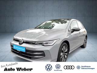 Schräge Frontansicht auf einen Volkswagen Golf , freigestellt