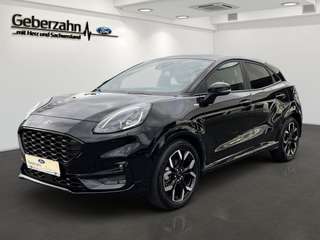 Schräge Frontansicht auf einen Ford Puma , freigestellt