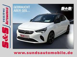 Schräge Frontansicht auf einen Opel Corsa , freigestellt