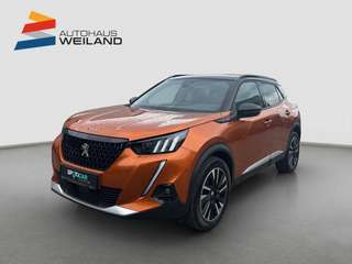 Schräge Frontansicht auf einen Peugeot 2008 , freigestellt