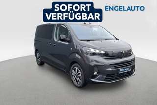 Schräge Frontansicht auf einen Peugeot Traveller , freigestellt