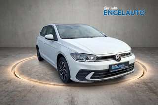 Schräge Frontansicht auf einen Volkswagen Polo , freigestellt