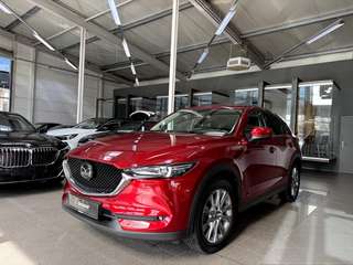 Schräge Frontansicht auf einen Mazda CX-5 , freigestellt
