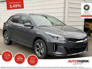 Schräge Frontansicht auf einen Kia XCeed , freigestellt