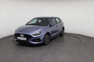 Schräge Frontansicht auf einen Hyundai i30 , freigestellt