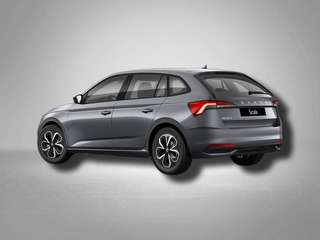 Schräge Frontansicht auf einen Skoda Scala , freigestellt