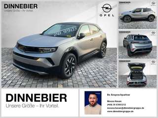 Schräge Frontansicht auf einen Opel Mokka , freigestellt