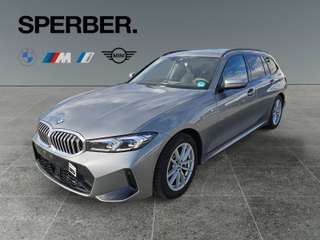 Schräge Frontansicht auf einen BMW 3er-Reihe , freigestellt