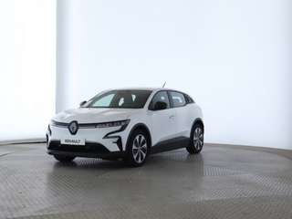 Schräge Frontansicht auf einen Renault Megane E-TECH , freigestellt