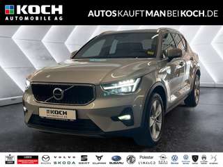 Schräge Frontansicht auf einen Volvo XC40 , freigestellt
