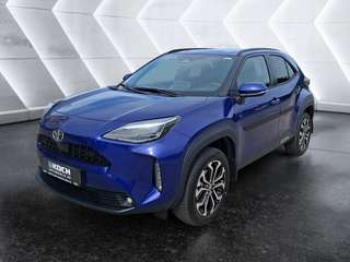 Schräge Frontansicht auf einen Toyota Yaris , freigestellt