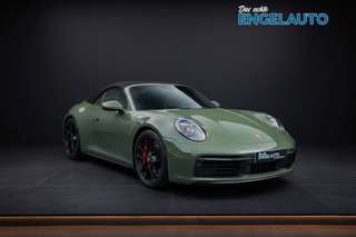 Schräge Frontansicht auf einen Porsche 911 , freigestellt