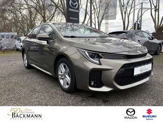 Schräge Frontansicht auf einen Suzuki Swace , freigestellt