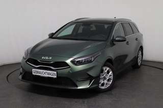 Schräge Frontansicht auf einen Kia cee'd , freigestellt