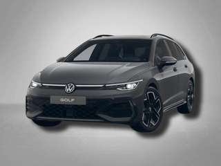 Schräge Frontansicht auf einen Volkswagen Golf , freigestellt