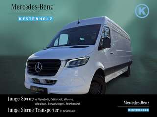 Schräge Frontansicht auf einen Mercedes-Benz Sprinter , freigestellt