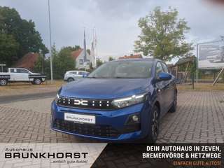 Schräge Frontansicht auf einen Dacia Sandero , freigestellt
