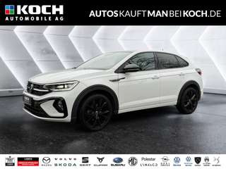 Schräge Frontansicht auf einen Volkswagen Taigo , freigestellt