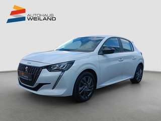 Schräge Frontansicht auf einen Peugeot 208 , freigestellt