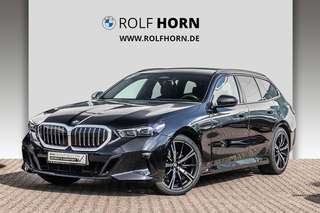 Schräge Frontansicht auf einen BMW 5er-Reihe , freigestellt