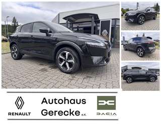 Schräge Frontansicht auf einen Nissan Qashqai , freigestellt