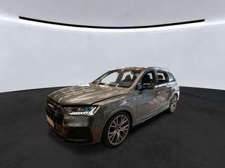 Schräge Frontansicht auf einen Audi Q7 , freigestellt