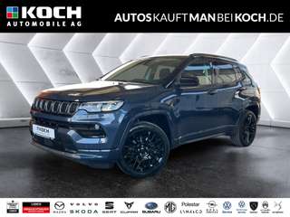 Schräge Frontansicht auf einen Jeep Compass , freigestellt