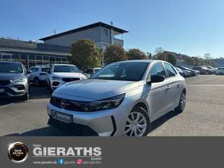 Schräge Frontansicht auf einen Opel Corsa , freigestellt