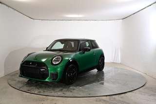 Schräge Frontansicht auf einen MINI COOPER , freigestellt