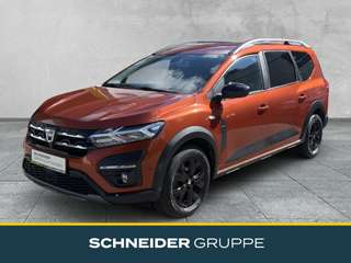 Schräge Frontansicht auf einen Dacia Jogger , freigestellt