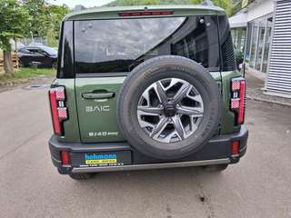 Schräge Frontansicht auf einen BAIC BJ40 , freigestellt