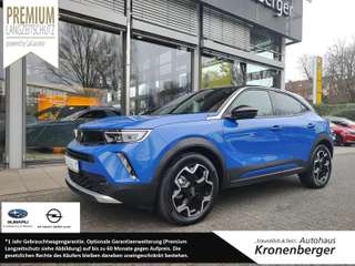 Schräge Frontansicht auf einen Opel Mokka Electric , freigestellt