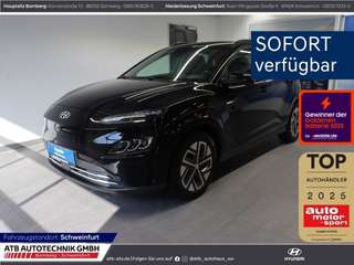 Schräge Frontansicht auf einen Hyundai Kona Elektro , freigestellt
