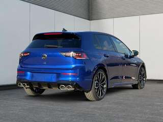 Schräge Frontansicht auf einen Volkswagen Golf , freigestellt