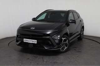 Schräge Frontansicht auf einen Hyundai Kona , freigestellt