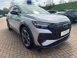 Schräge Frontansicht auf einen Audi Q4 , freigestellt