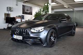 Schräge Frontansicht auf einen Mercedes-Benz E-Klasse , freigestellt